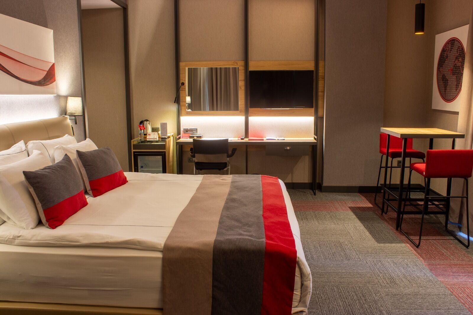 Suite Corner | Míníbar, öryggishólf í herbergi, hljóðeinangrun, aukarúm