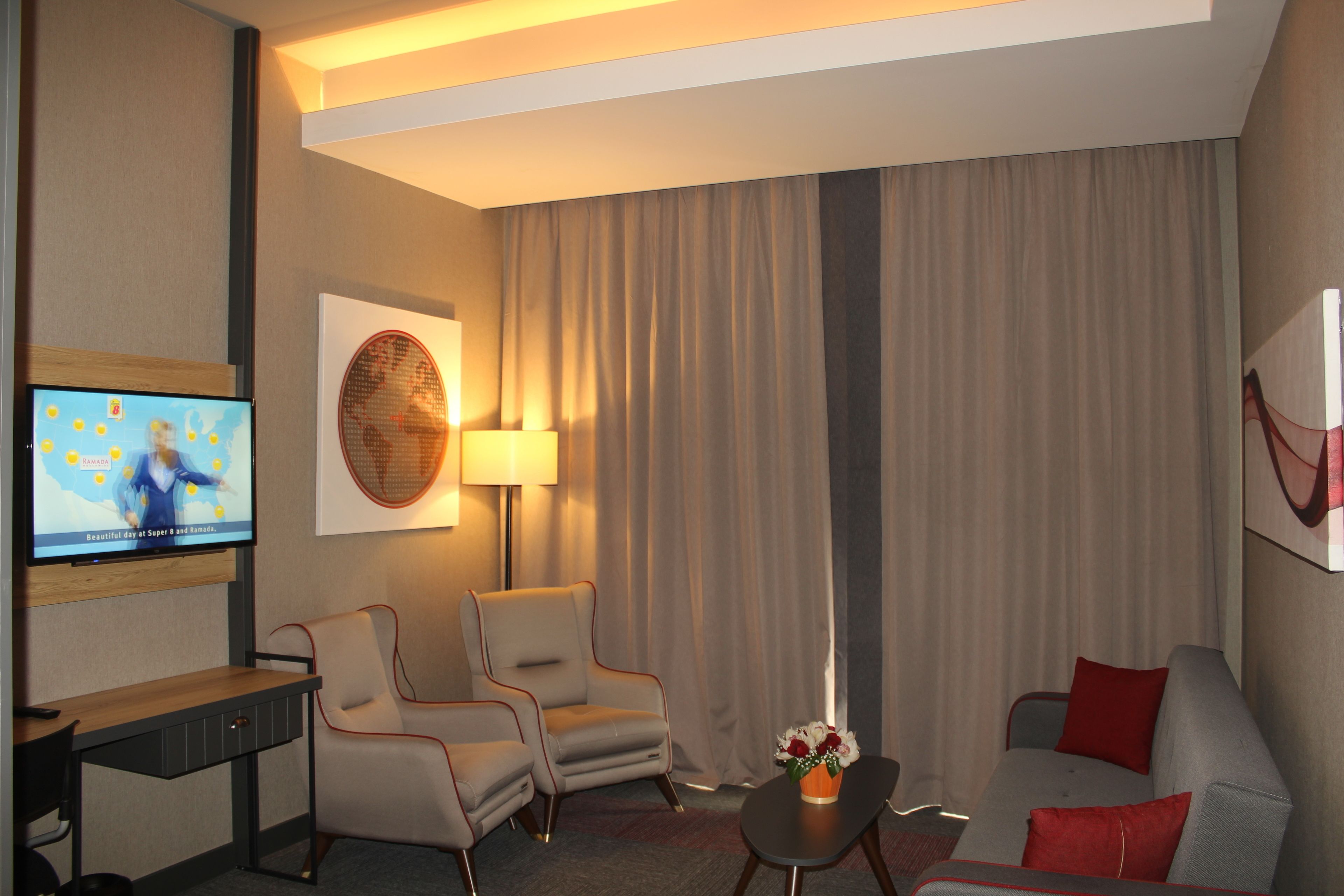 suite, 1 queen bed, non smoking | minibar, in-room safe, soundproofing, rollaway beds