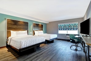 Room, 2 Queen Beds, Accessible (Handicap) | Roupas de cama premium, cofres nos quartos, escrivaninha