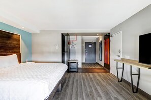 Room, 1 King Bed, Accessible (Handicap) | Premium bedding, in-room safe, desk, iron/ironing board - TRU BY Hilton Edmonton Windermere (Edmonton)