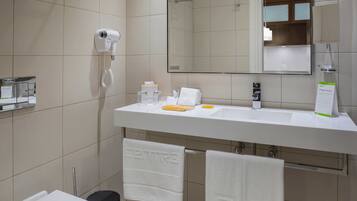 Dusche, kostenlose Toilettenartikel, Haartrockner, Bademäntel