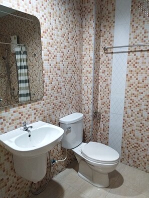 标准双人房 | 浴室 | 淋浴设施、免费洗浴用品、毛巾