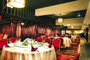 บริการอาหารเช้า อาหารกลางวัน และอาหารเย็น