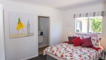 1 bedroom, individually decorated, individually furnished, soundproofing