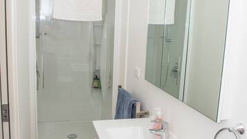 Cottage, 1 Queen Bed with Sofa bed | Bathroom | Shower, rainfall showerhead, free toiletries, hair dryer