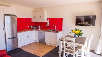 Full-sized fridge, microwave, stovetop, dishwasher