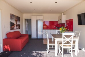 Cottage, 1 Queen Bed with Sofa bed | Living area | Smart TV