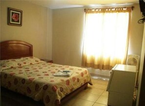 Caja fuerte, tabla de planchar con plancha, wifi gratis y ropa de cama