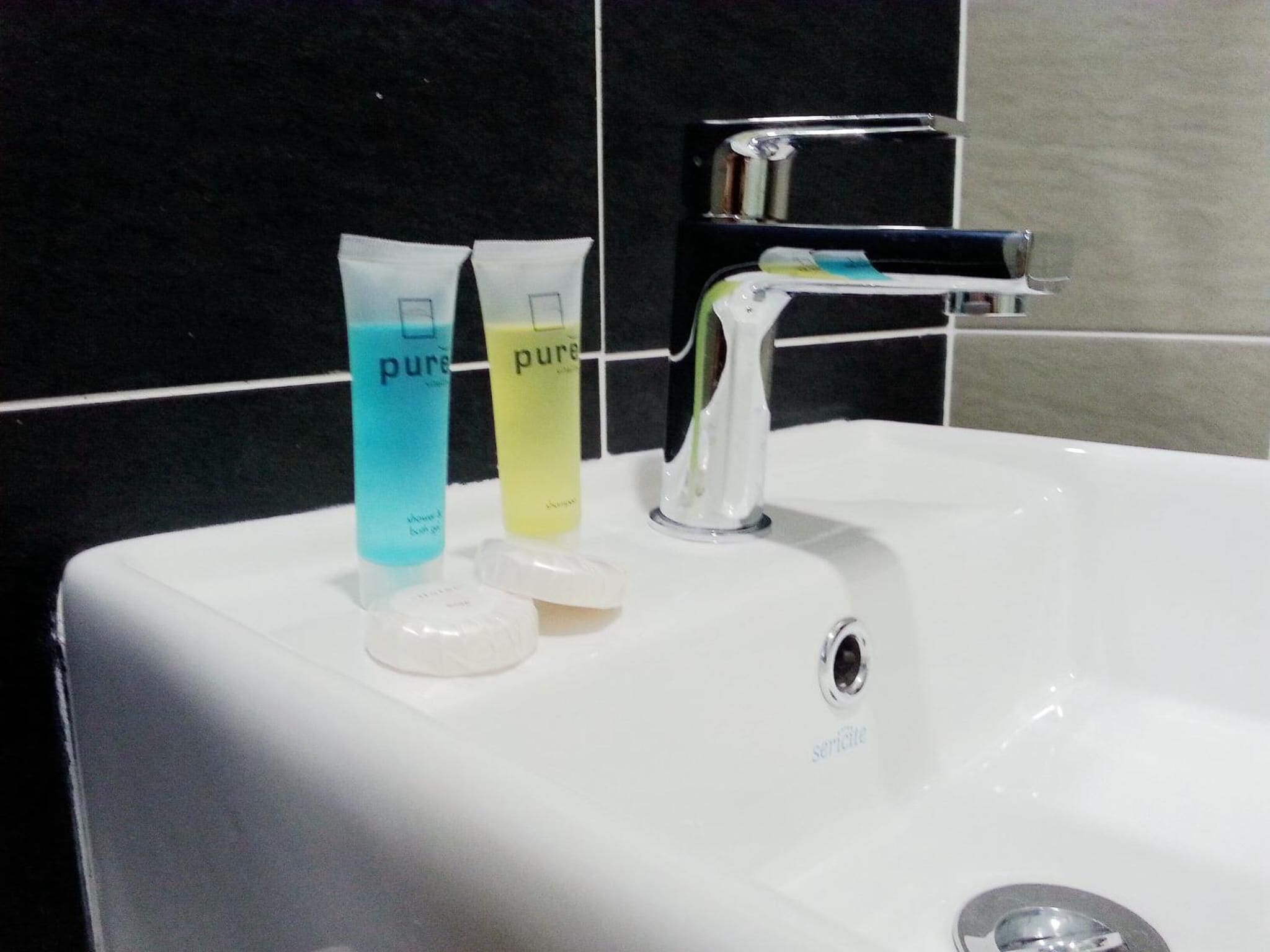 shower, free toiletries, towels