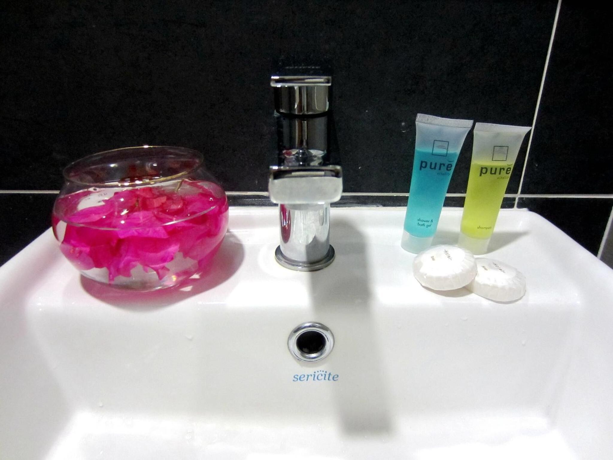 shower, free toiletries, towels