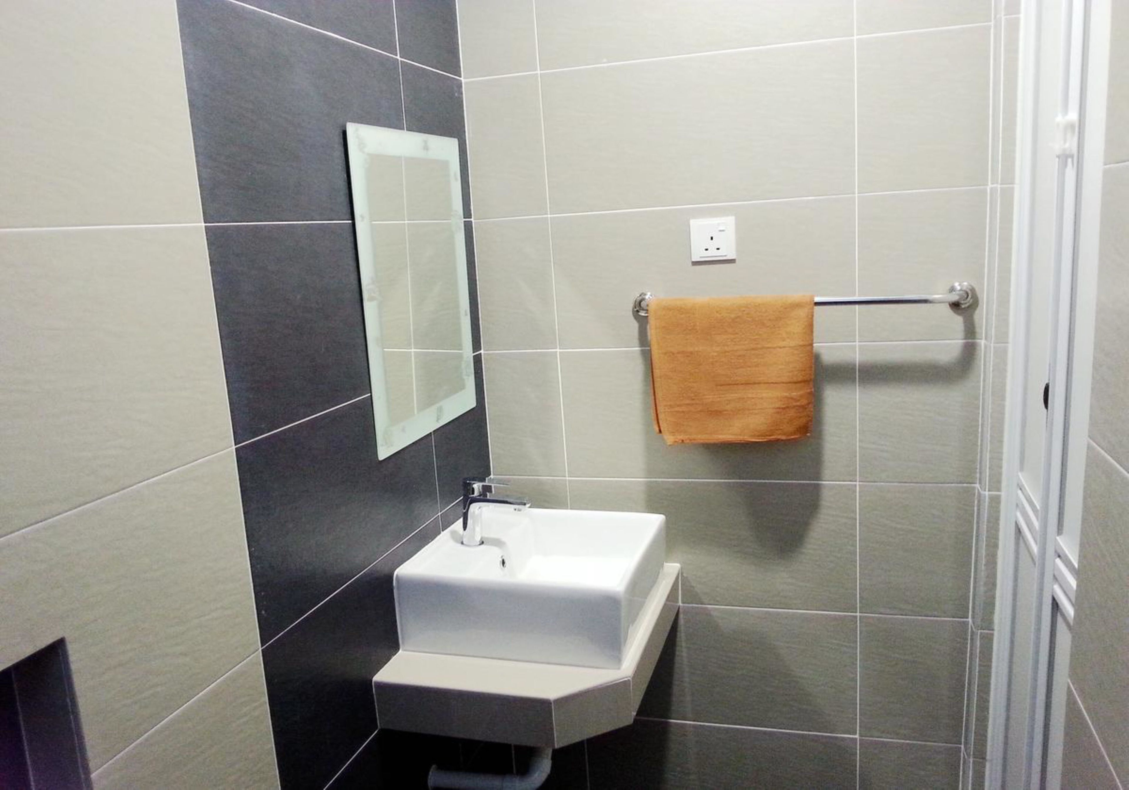 shower, free toiletries, towels