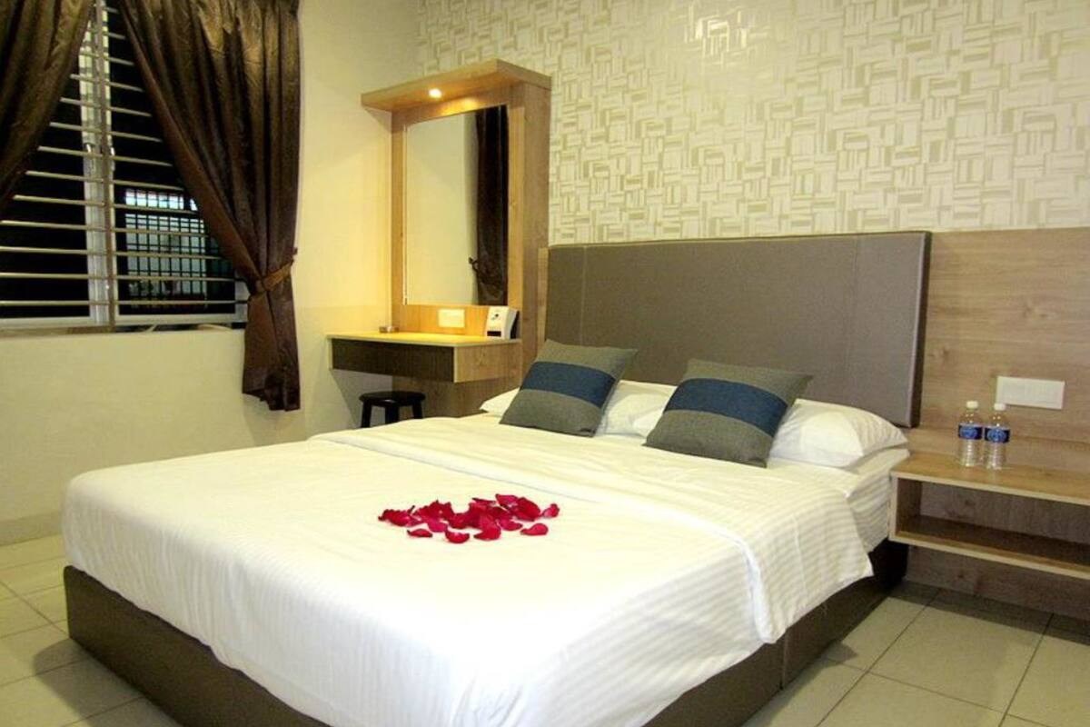 superior queen room  | desk, free wifi