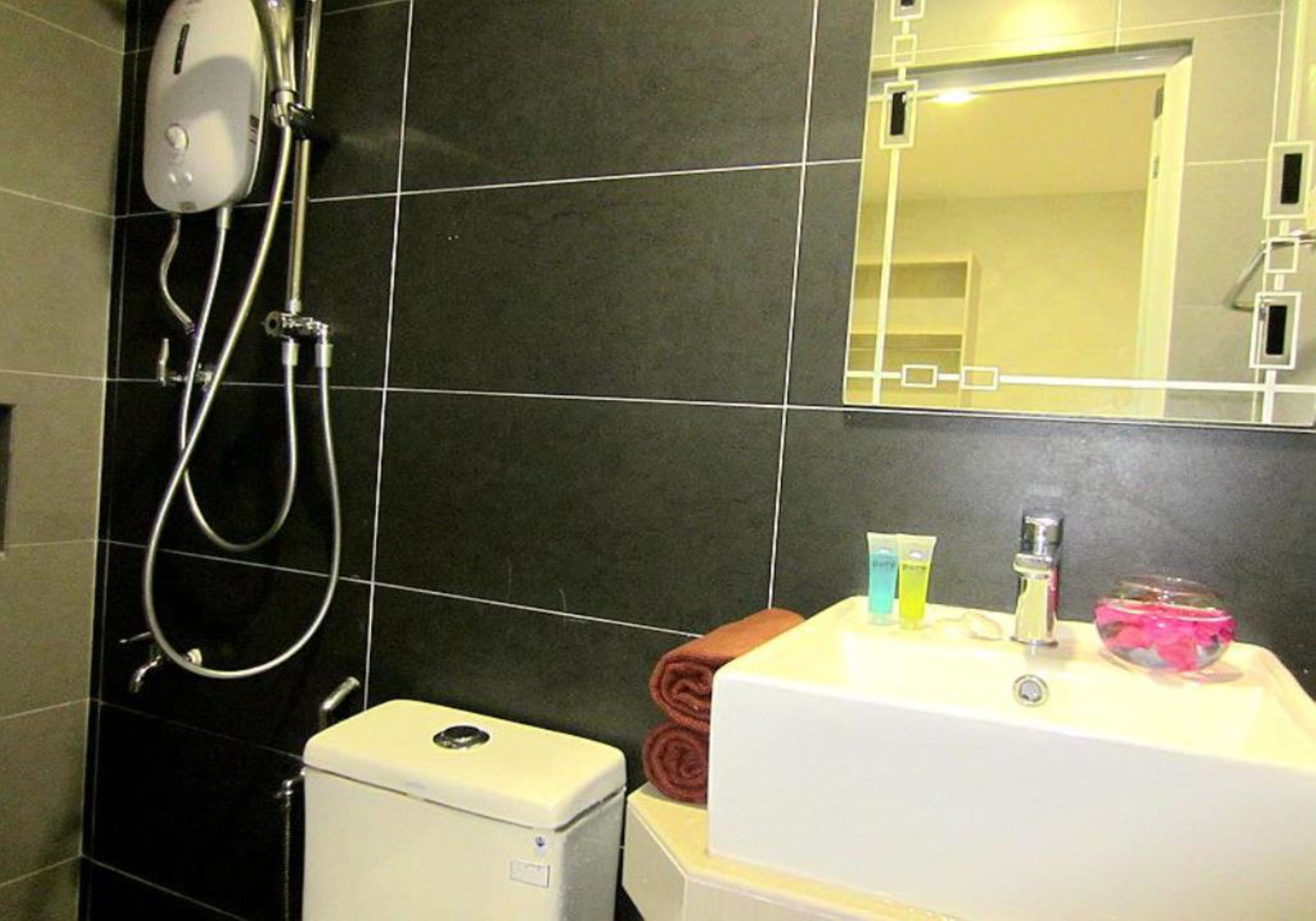 shower, free toiletries, towels