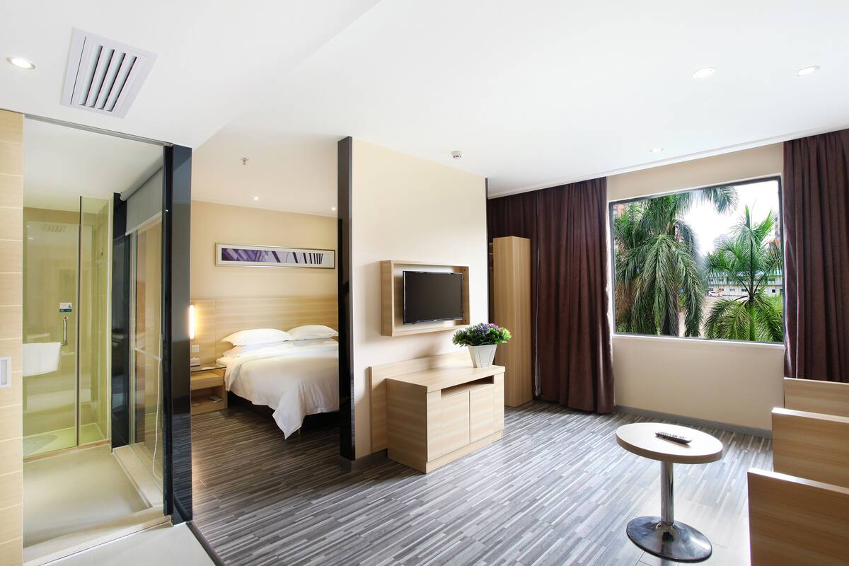 Suite | Desk, soundproofing, iron/ironing board, free WiFi