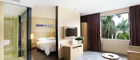 Suite | Desk, soundproofing, iron/ironing board, free WiFi