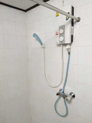 Standard Double Room | Bathroom shower - Pattha Hotel (Prachin Buri)