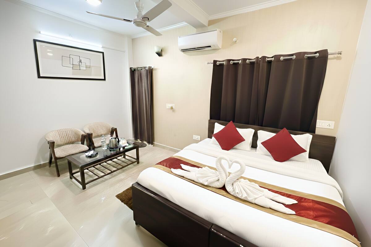 Deluxe Room, 1 Double Bed, Non Smoking | Desk, free rollaway beds, free WiFi, bed sheets