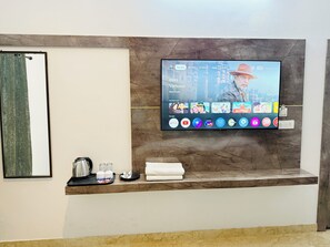 ห้องพรีเมียมดับเบิล, เตียงใหญ่ 1 เตียง, ปลอดบุหรี่ | โต๊ะทำงาน, เตียงเสริม (ฟรี), Wi-Fi ฟรี, ผ้าปูที่นอน