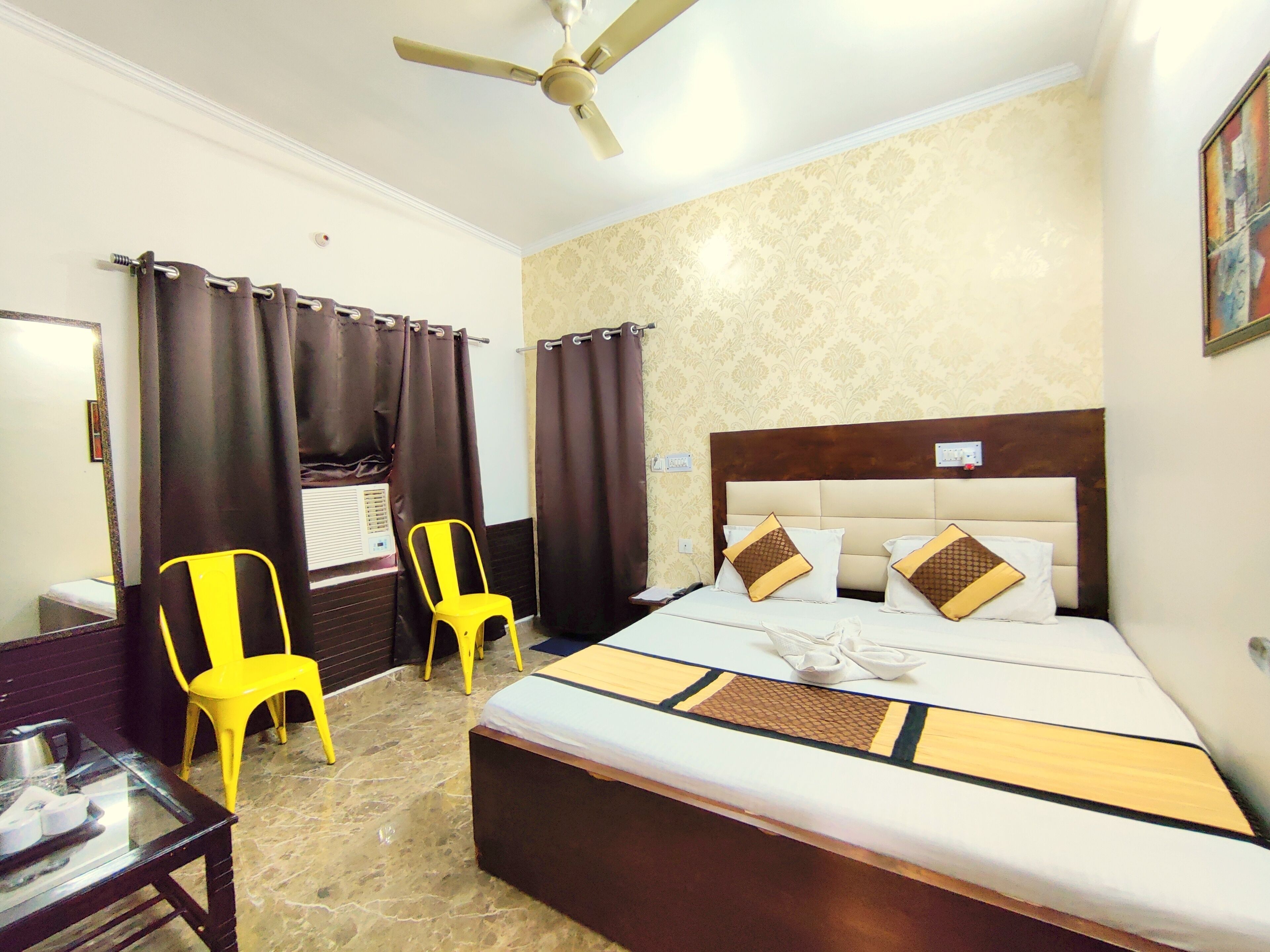 Desk, free rollaway beds, free WiFi, bed sheets