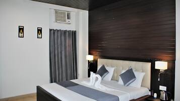 Premium Double Room, 1 Double Bed, Non Smoking | Desk, free rollaway beds, free WiFi, bed sheets