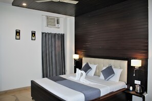 Dobbeltrom – premium, 1 dobbeltseng, ikke-røyk | Skrivebord, ekstrasenger (inkludert), wi-fi (inkludert) og sengetøy