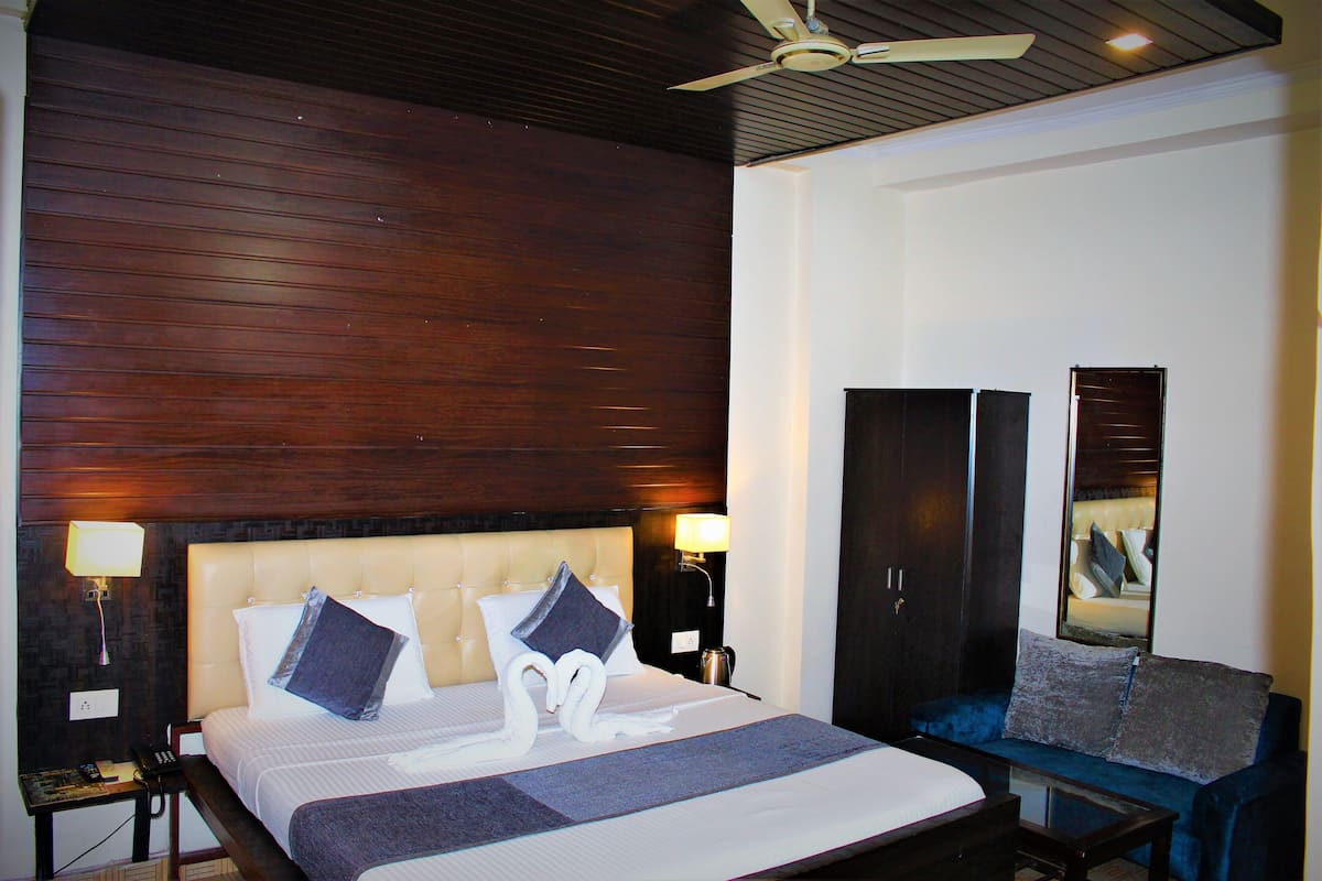 Desk, free rollaway beds, free WiFi, bed sheets