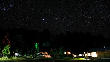Fachada da propriedade à noite