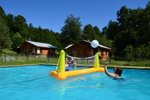 Seasonal outdoor pool, open 9:00 AM to 9 PM, pool umbrellas - Traumaco Lodge (Pucón)