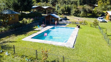 Piscina externa sazonal, funciona das 9h às 21h, guarda-sóis