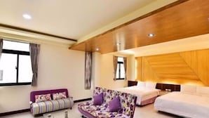 Une chambre d’hôtel avec un grand lit, un canapé et une petite table.