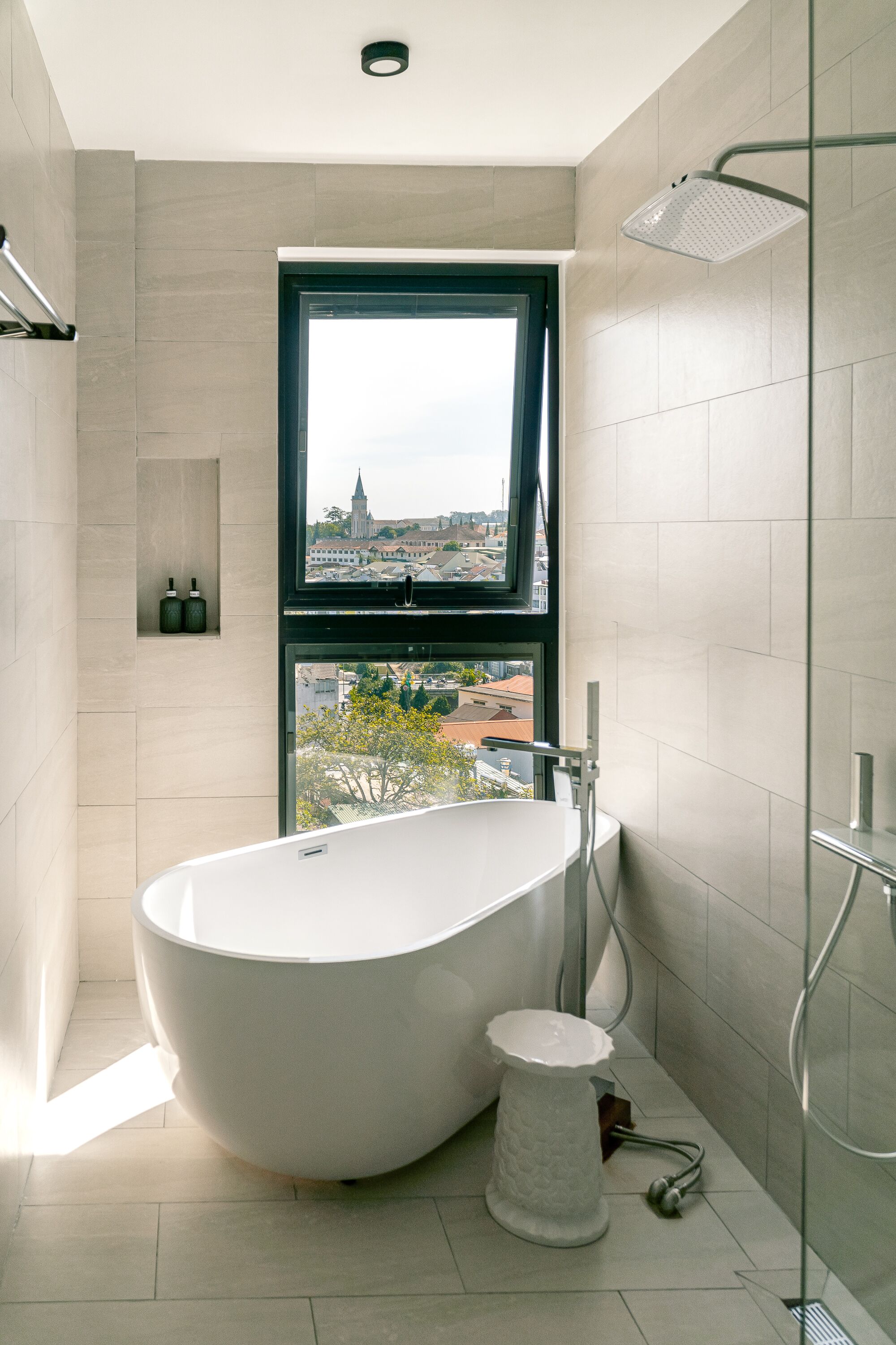 Chambre Double Exécutive | Salle de bain | Douche, douche à « effet pluie », articles de toilette gratuits