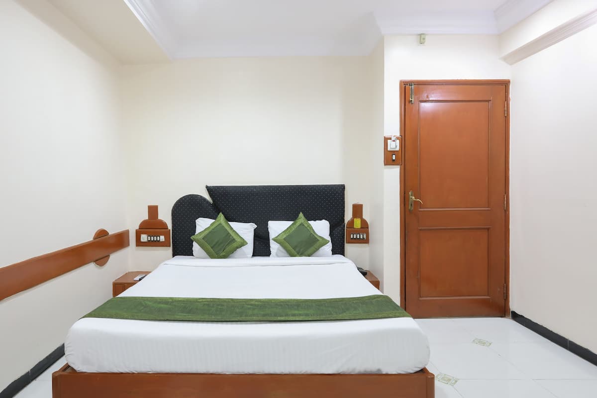 Standard Room, Non Smoking | Iron/ironing board, rollaway beds, free WiFi, bed sheets