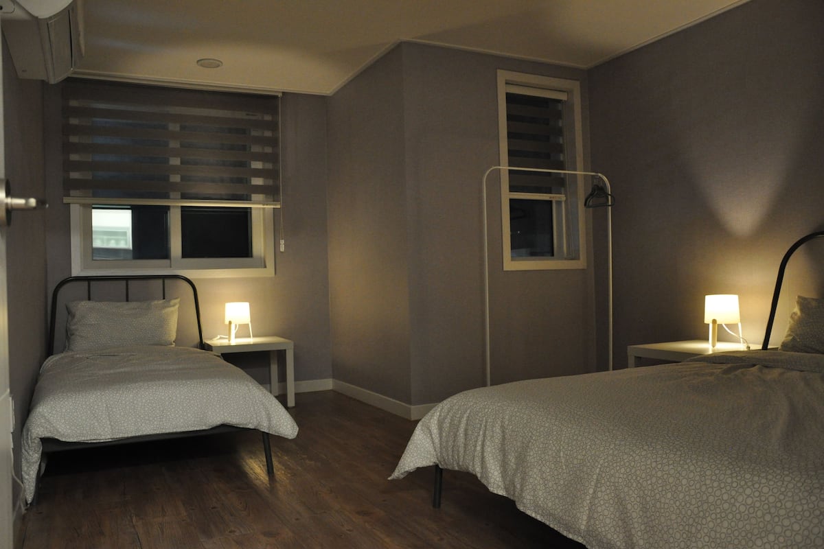 The Raum Ville (#1) | Desk, WiFi (free), bed sheets