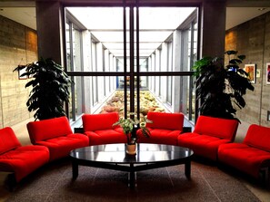Lobby sitting area - Tokachi Nauman Onsen Hotel (Makubetsu)