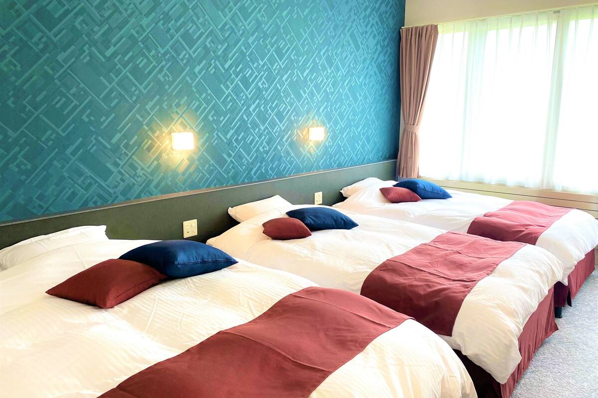 triple room, non smoking | 1 bedroom, in-room safe, desk, free wifi