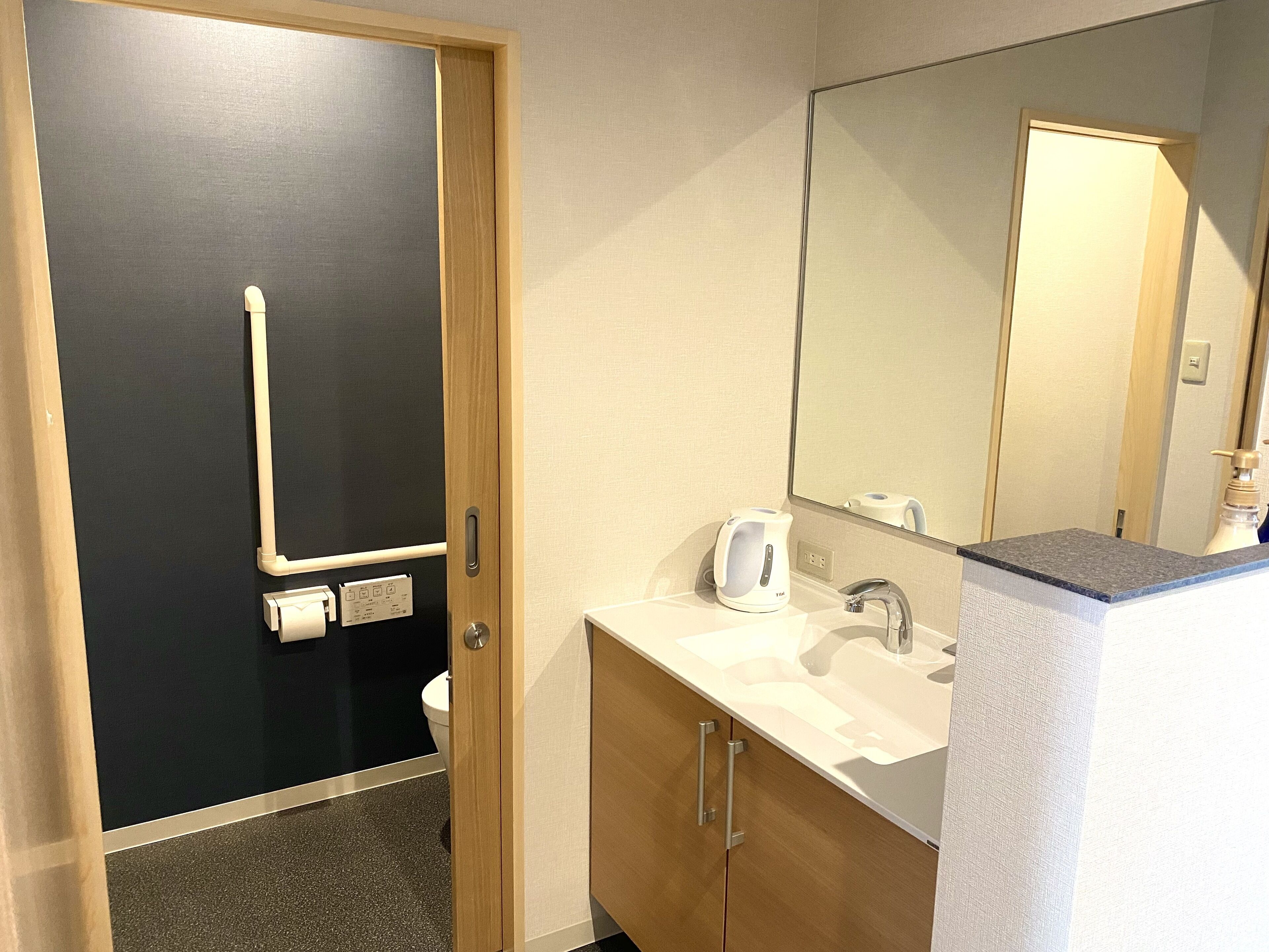 triple room, non smoking | bathroom | free toiletries, hair dryer, slippers, bidet