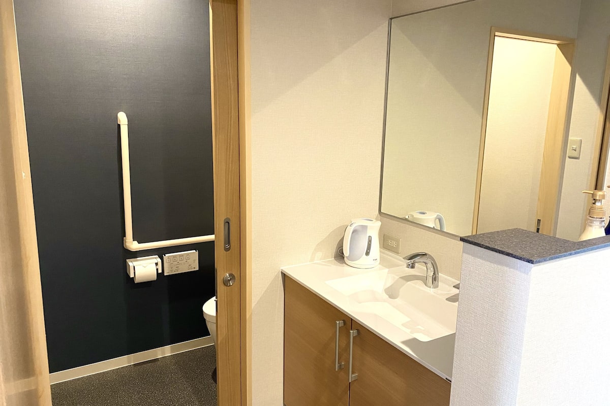 triple room, non smoking | bathroom | free toiletries, hair dryer, slippers, bidet
