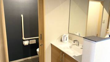 Triple Room, Non Smoking | Bathroom | Free toiletries, hair dryer, slippers, bidet