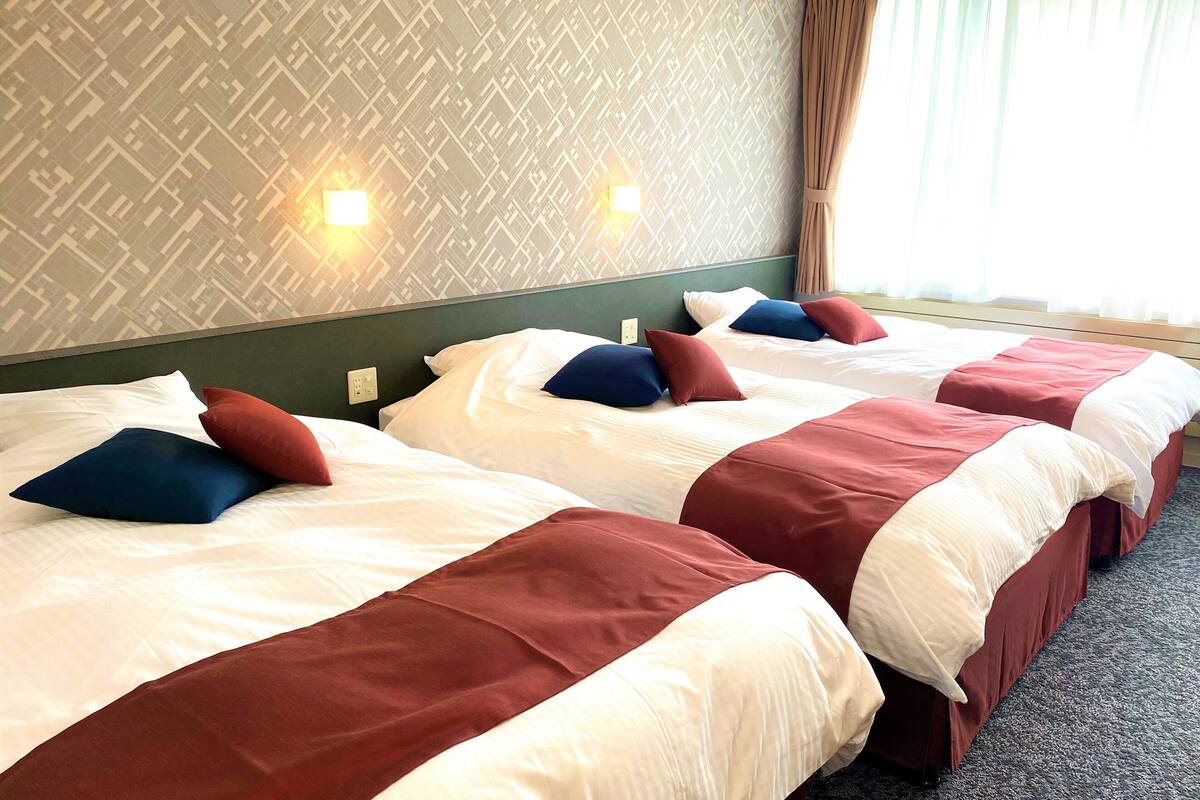 triple room, non smoking | 1 bedroom, in-room safe, desk, free wifi