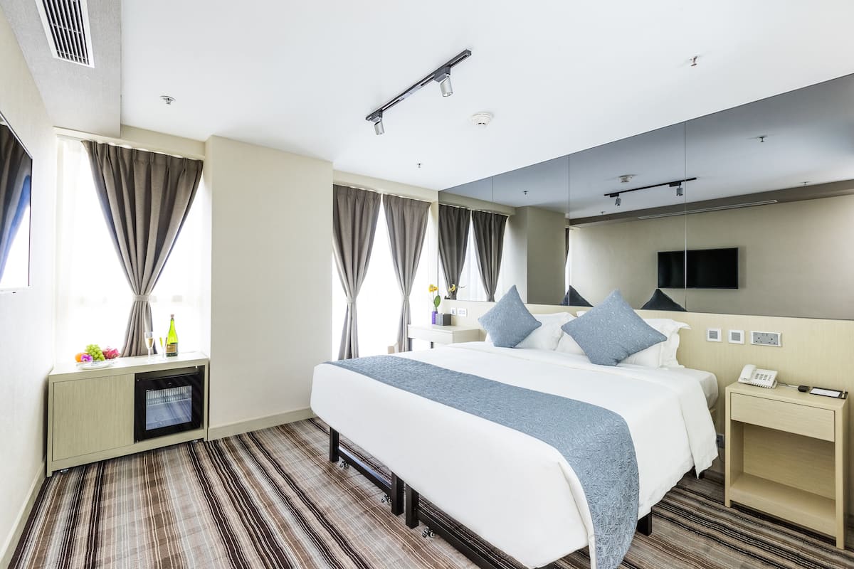 Deluxe Double or Twin Room | Minibar, in-room safe, blackout drapes, iron/ironing board