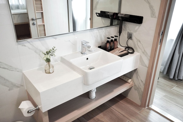 Shower, perlengkapan mandi gratis, sandal, dan handuk