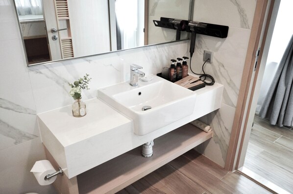 Shower, free toiletries, slippers, towels