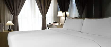 Superior Double or Twin Room, Corner | Minibar, in-room safe, blackout drapes, iron/ironing board