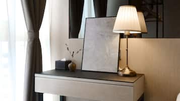 Minibar, caja de seguridad en la habitación y cortinas blackout