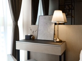 Minibar, caja de seguridad en la habitación y cortinas blackout 