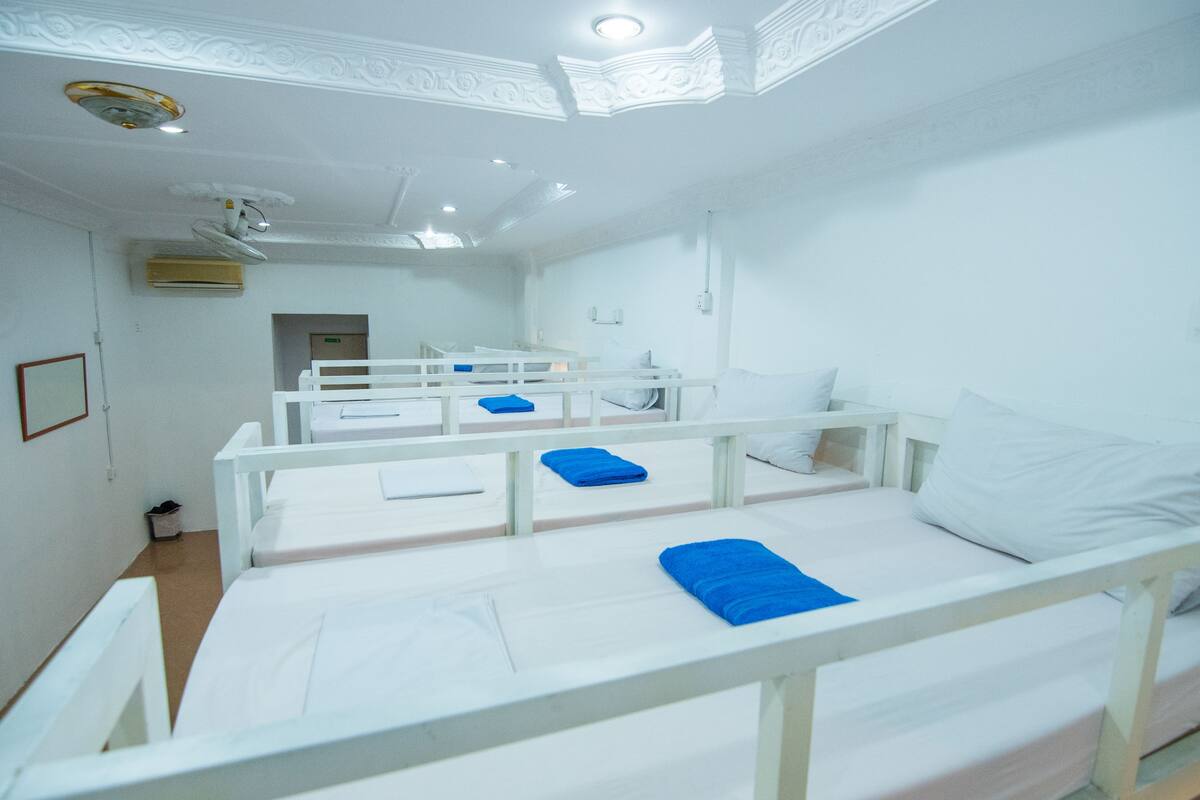 Asrama Umum Standar, Bebas Asap Rokok | Meja kerja, tirai kedap cahaya, Wi-Fi gratis, dan seprai linen