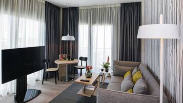 Hochwertige Bettwaren, Schreibtisch, Verdunkelungsvorhänge