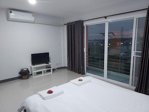 Habitación estándar, 1 cama Queen size, para no fumadores | Cortinas blackout, wifi gratis y ropa de cama