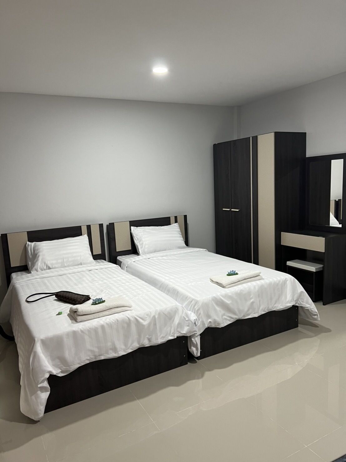 双床房 | 遮光窗帘、免费 WiFi、床单