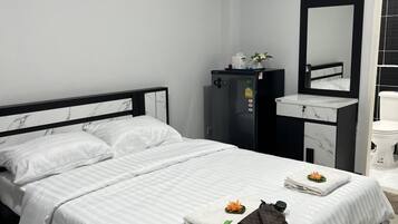 Standard Room, 1 Queen Bed, Non Smoking | Blackout drapes, free WiFi, bed sheets